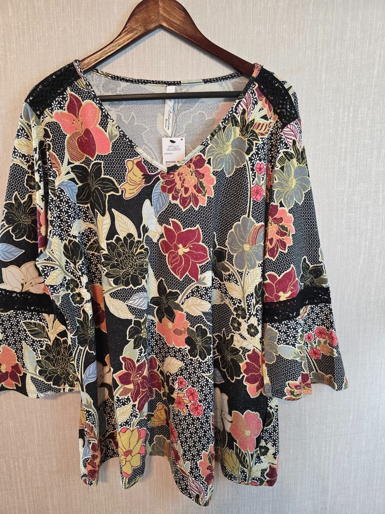 Floral V-Neck Tunic Top With Bell Sleeves & Lace Accents Size 2X New