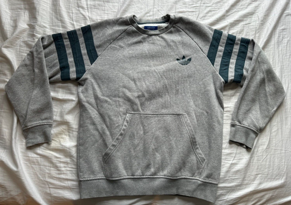 Large Adidas pullover with green details. Heavyweight material, retro logo