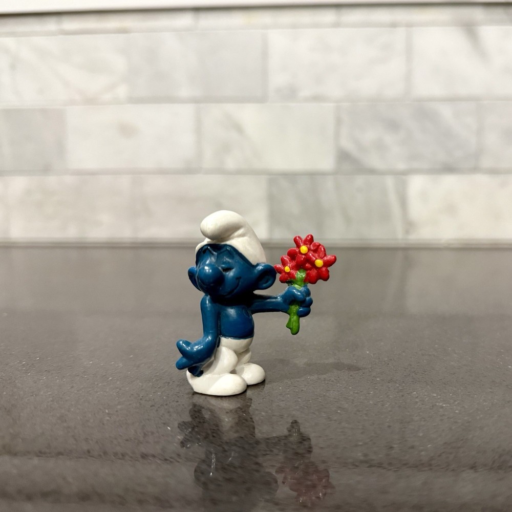 Shy Smurf Holding Flowers Figurine Schleich-Peyo Collectible Smurfs 1978