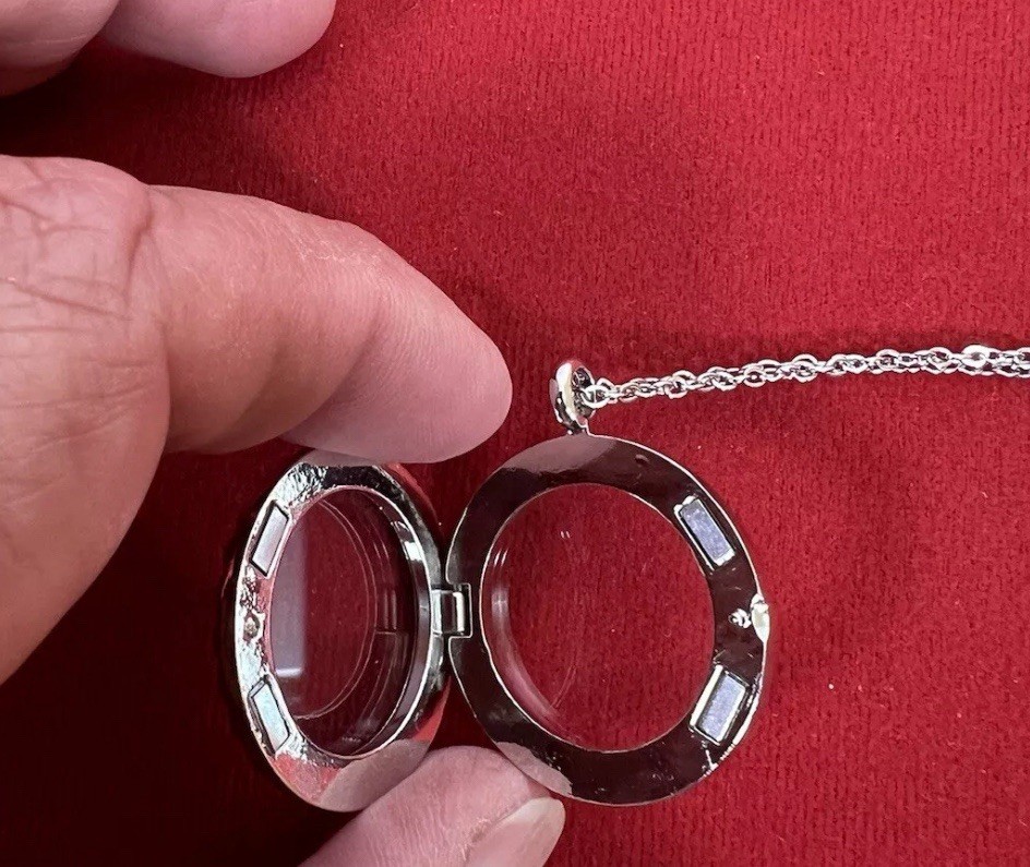 Elegant Silver Pendant Necklace for Women