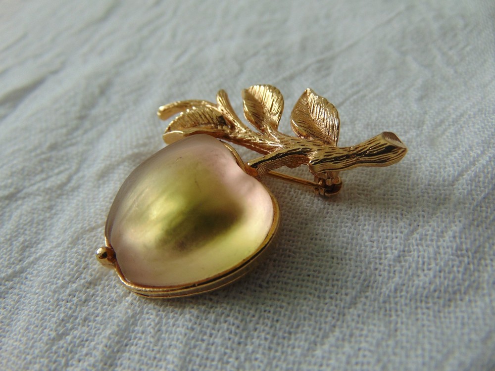 vintage Sarah Coventry signed frosted glass apple brooch