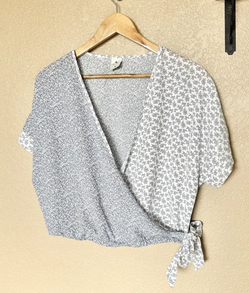 Paper Crane Blue White Floral Side Tie Wrap V Neck Cropped Women’s Size Medium