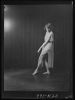 Florence Noyes dancers,performances,women,fabrics,costumes,z,Arnold Genthe,1915