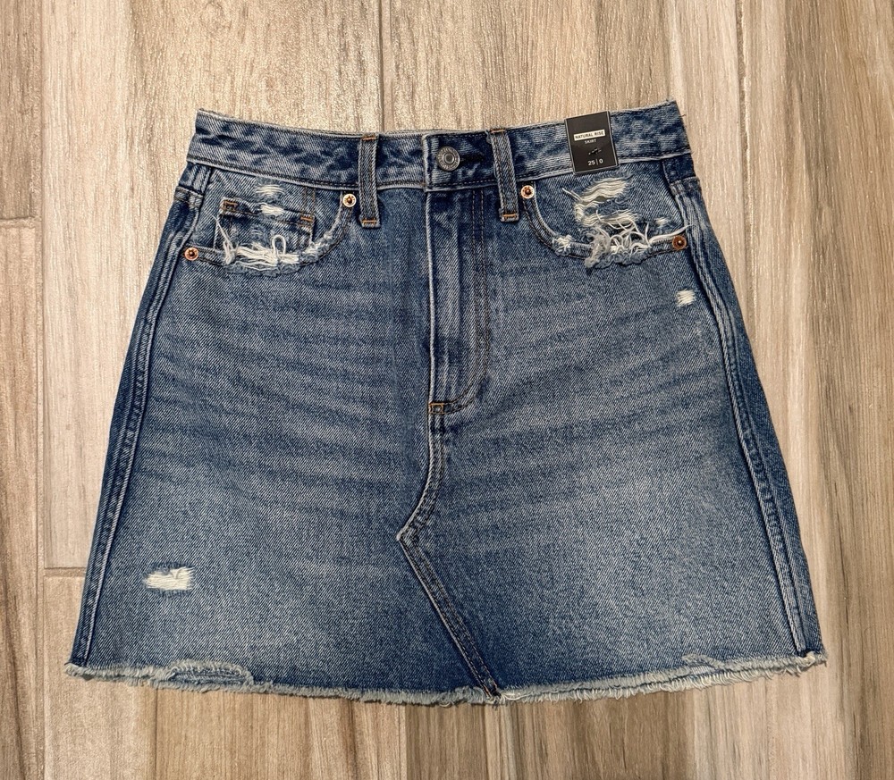 Abercrombie & Fitch Mini Skirt Cream, Size 0/25 NWT