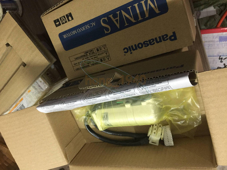 ONE Panasonic AC Servo Motor MSMA012C1E NEW