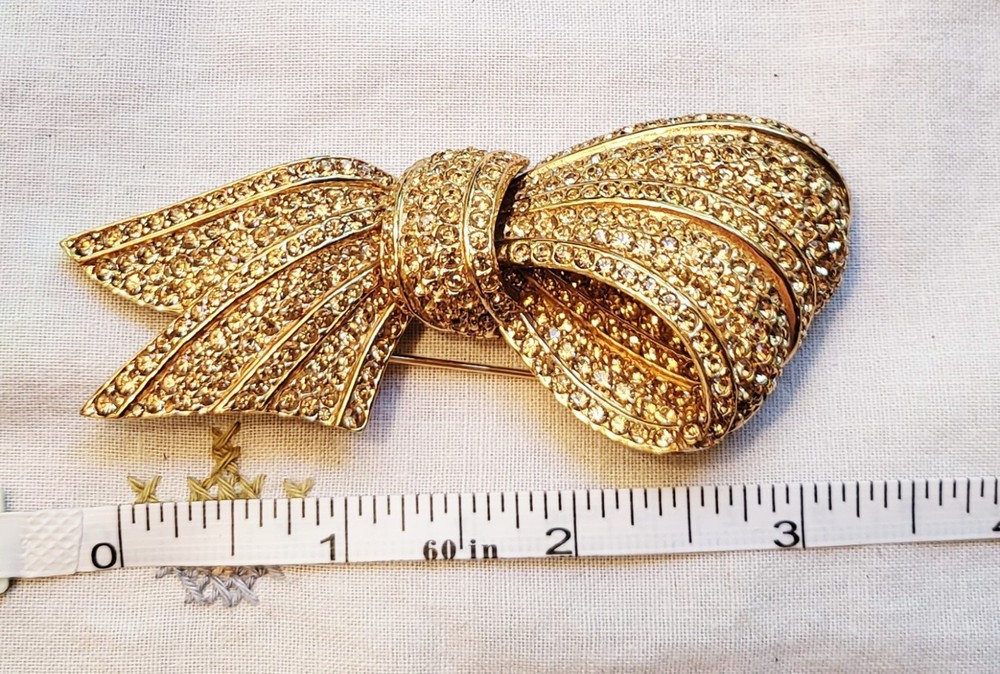 Ciner Vintage Ribbon Gold-tone and Rhinestones Brooch