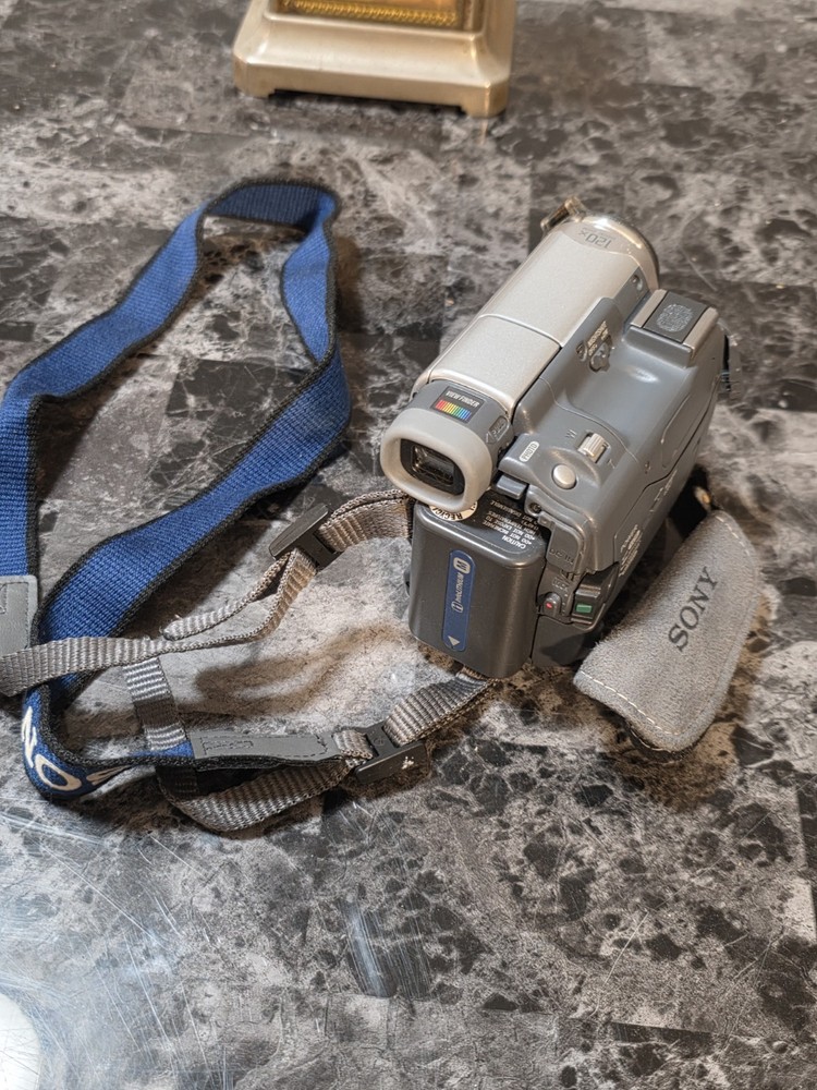 Sony DCR-TRV33 Digital Handycam MiniDV Camcorder Carl Zeiss 12x Zoom