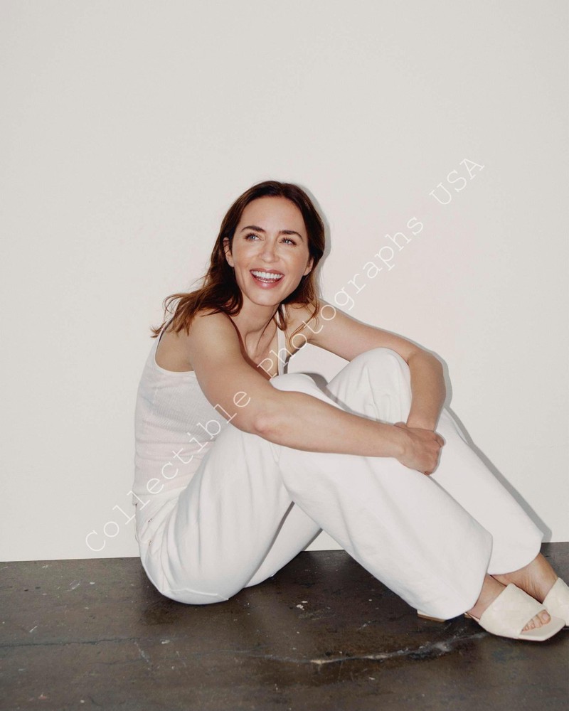Actress Emily Blunt (8x10 inch) Celebrity Collectible Photograph 7199