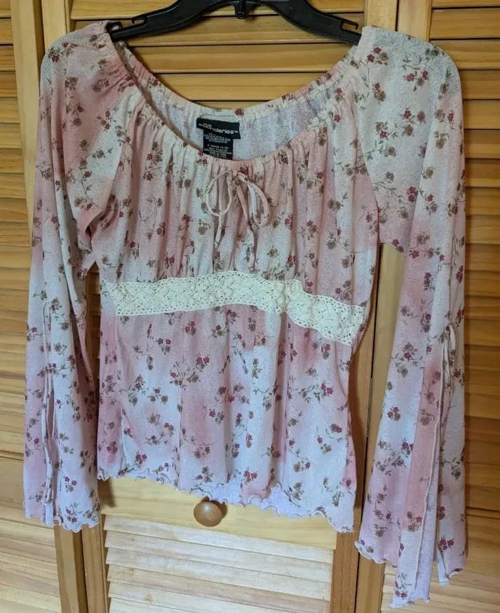 READ! Vintage 90s Delicate Rose Floral Lace Inset Bell Sleeve Peasant Blouse
