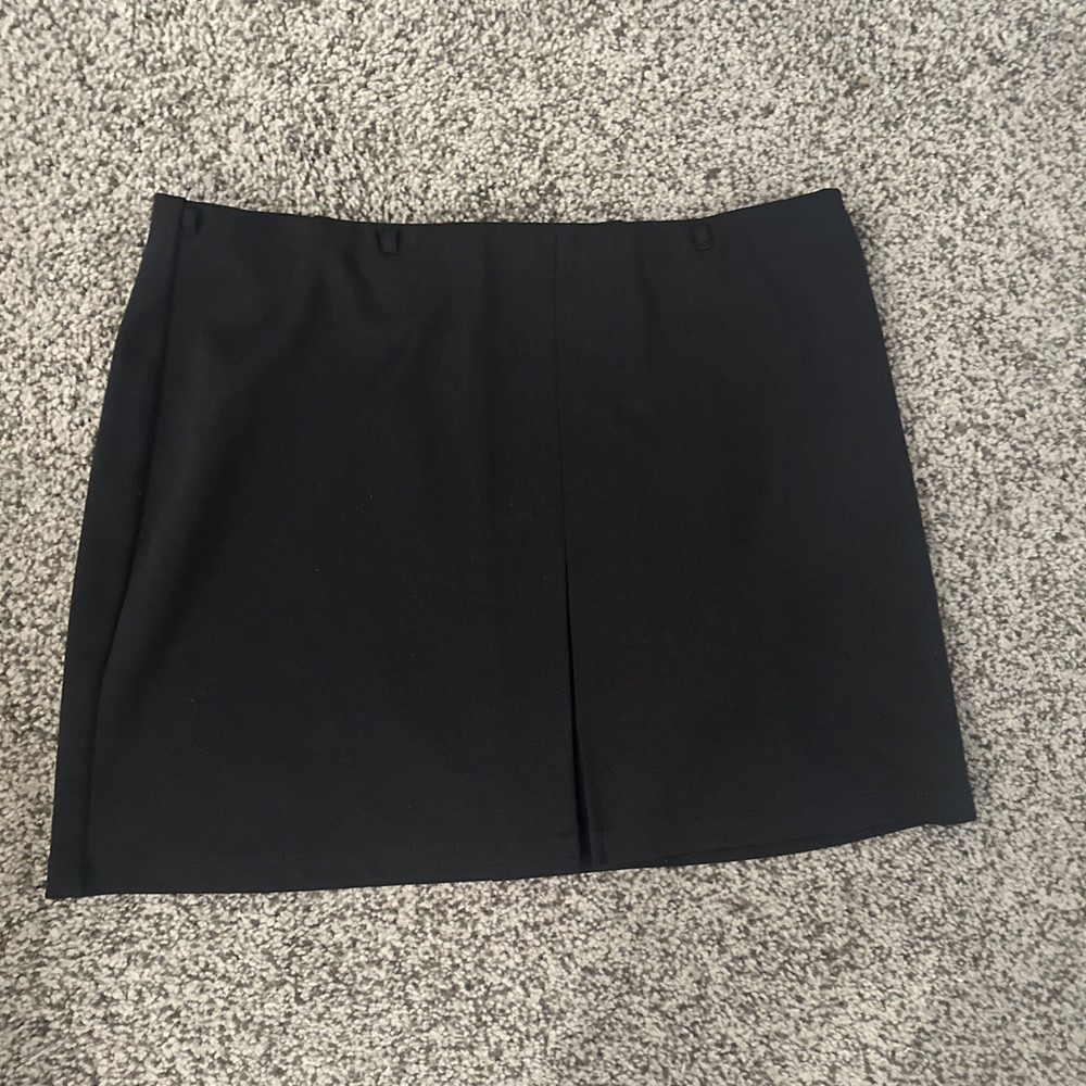 Womens/Juniors EXPRESS Black Short Skirt (With Pleat) Sz. M. EUC
