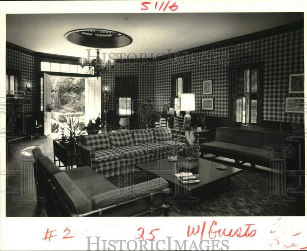 1987 Press Photo Plaid walls frame living room of Valentino family guest house