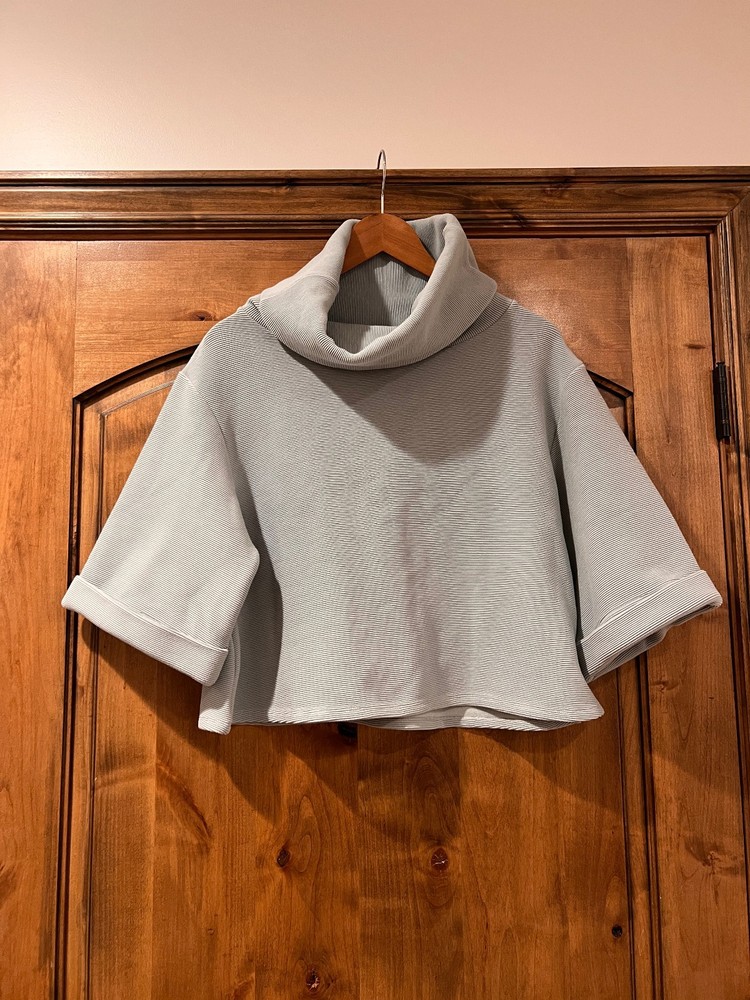 Varley Ribbed Oversized Blue Gray Cropped Top Turtleneck ~~ Size Medium