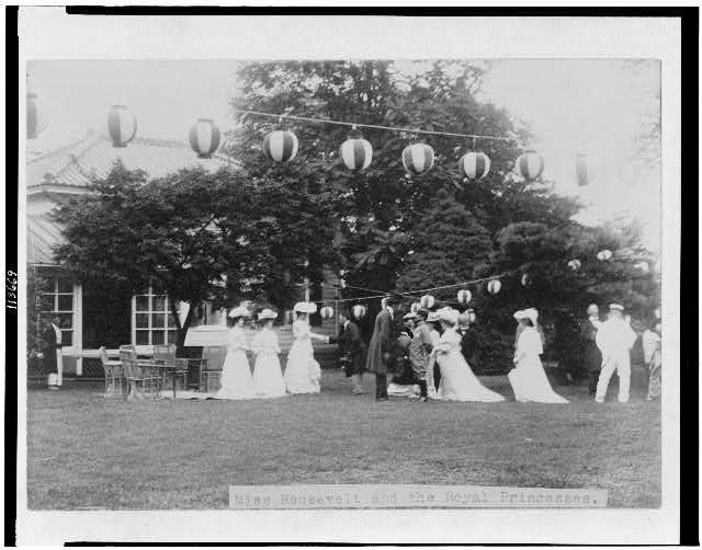 Photo:Alice Roosevelt Longworth and the Royal Princesses,1905