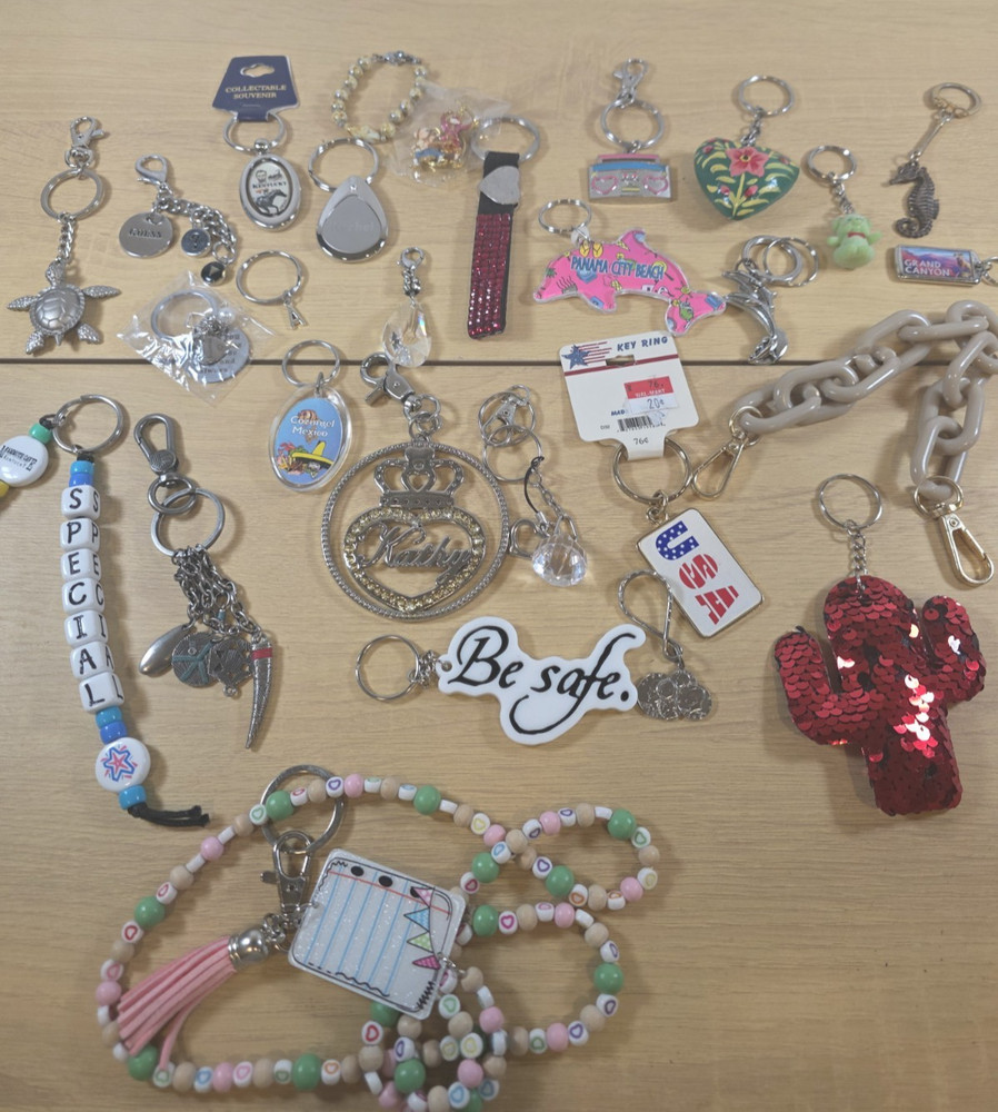 25+ Collectible Keychains Mixed Assortment Vintage-Modern Travel Souvenir  1 lb