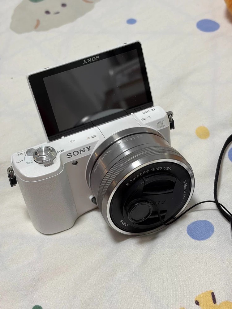 Sony Alpha a5100 24.3 MP APS-C CMOS Mirrorless Camera w/ Sony E 16-50mm Lens