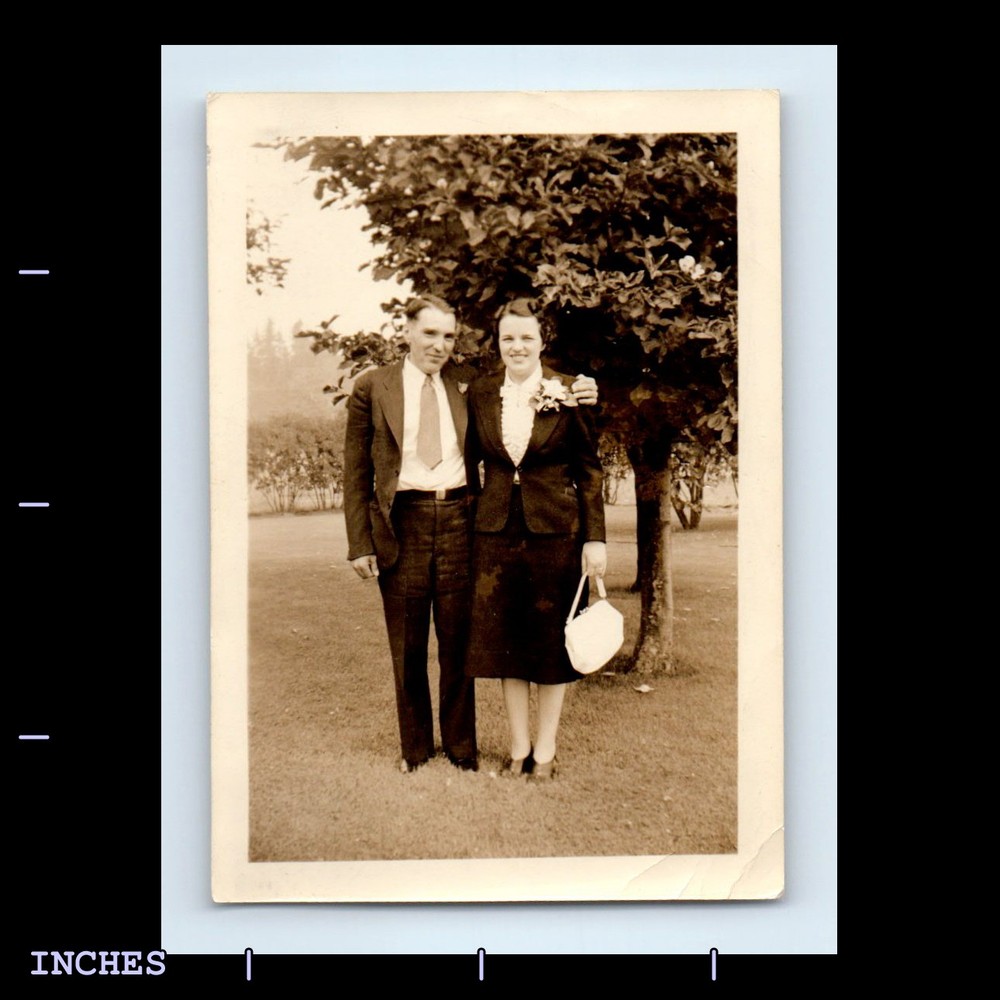 Old Vintage Photo AFFECTIONATE MAN WOMAN COUPLE IN PARK