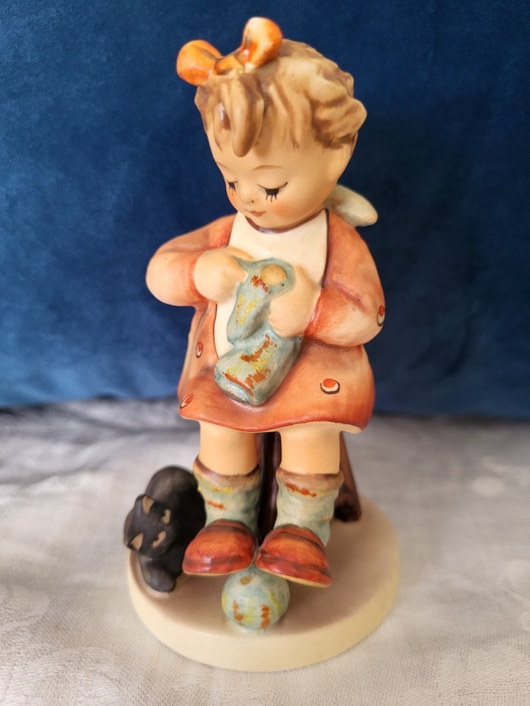 Goebel Hummel Mother's Helper figurine #133 girl w/ cat mending sock TM-5