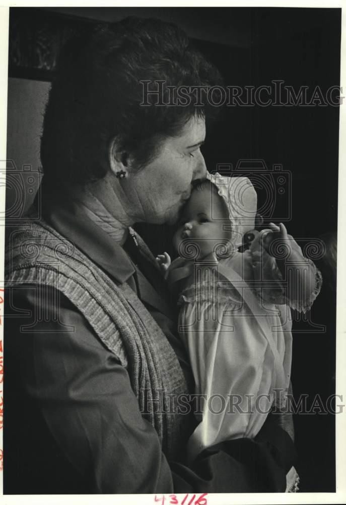 1986 Press Photo St. Charles Parish Homemakers' Lynn Matherne kisses doll