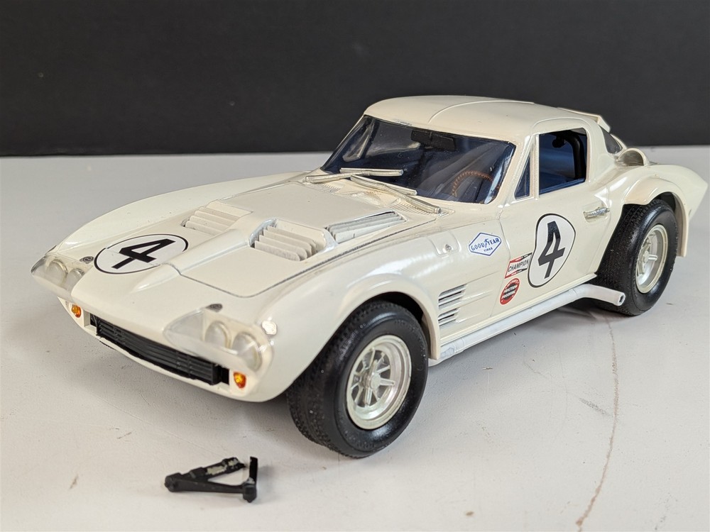 Accurate Miniatures 1964 Corvette Grand Sport Sebring Model Car Kit Built 1/24-image