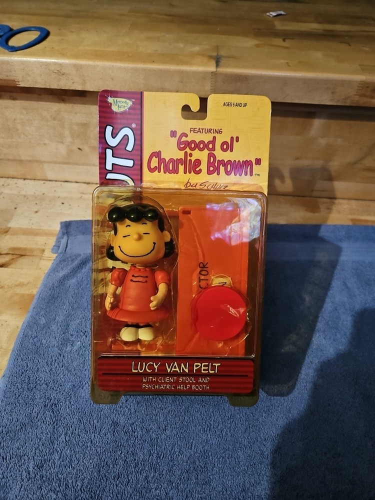 2002 Peanuts Memory Lane Lucy Van Pelt Doctor Is In Charlie Brown Collectible