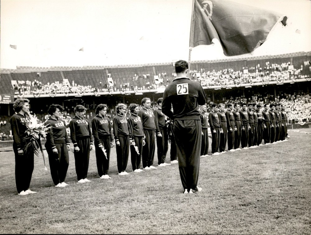 GA108 Original Photo RUSSIAN OLYMPIC ATHLETES CCCP Flag Soviet Union Ceremony