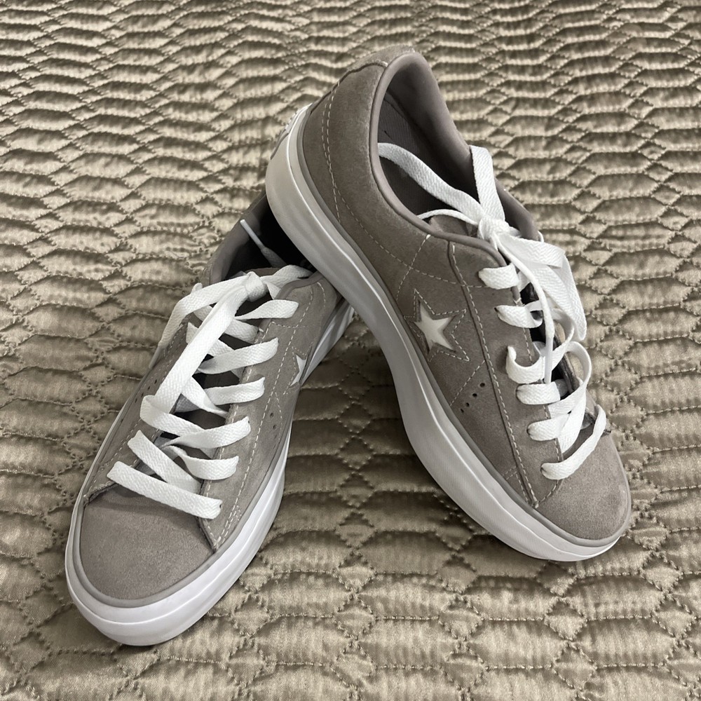 Converse Platform Gray Suede Athletic Shoe.  Women's Size 5.5 Excellent Cond
