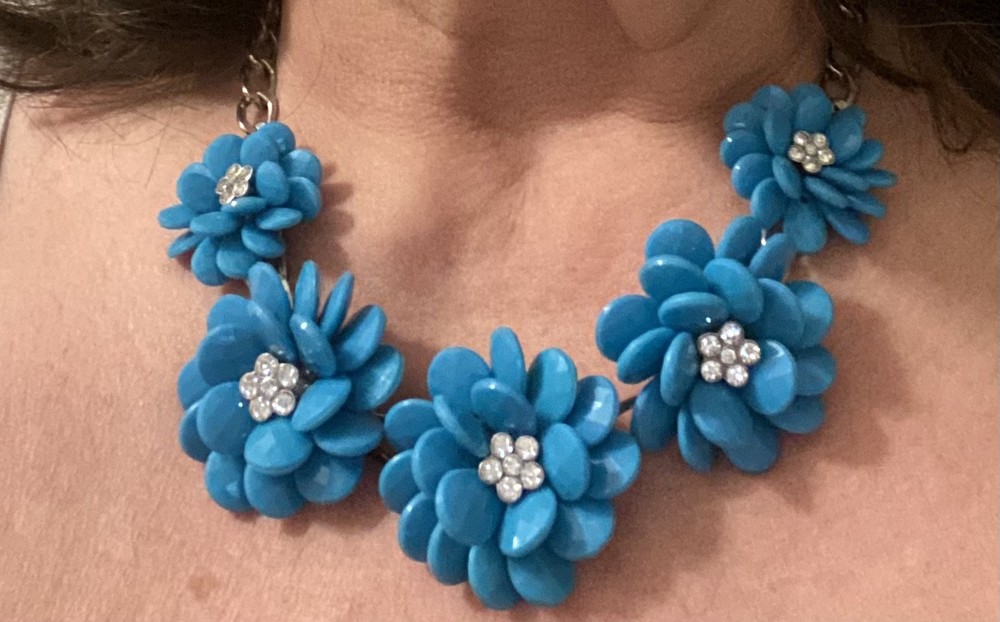 VINTAGE BLUE RESIN STATEMENT NECKLACE FIVE FLOWERS with SPARKLING RHINESTONES