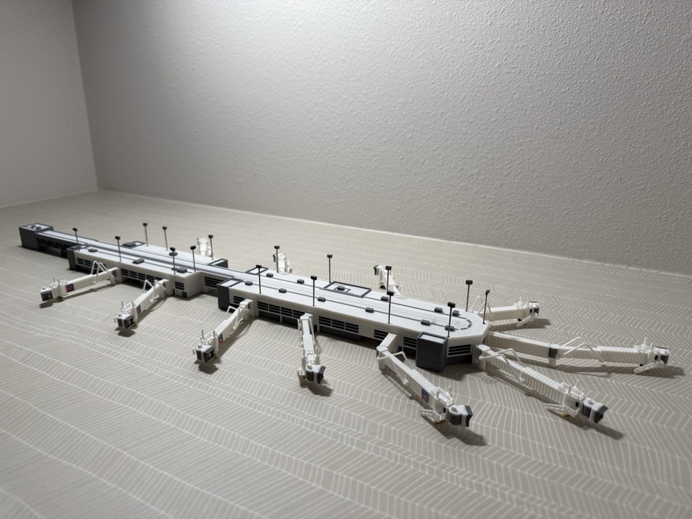 1:400 Model Airport Domestic Terminal w Functional Jet bridges (11)
