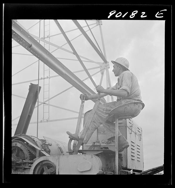 Photo:Wichita Kansas 1941 Oil Well Servicing Rig Worker Oilfield Derrick