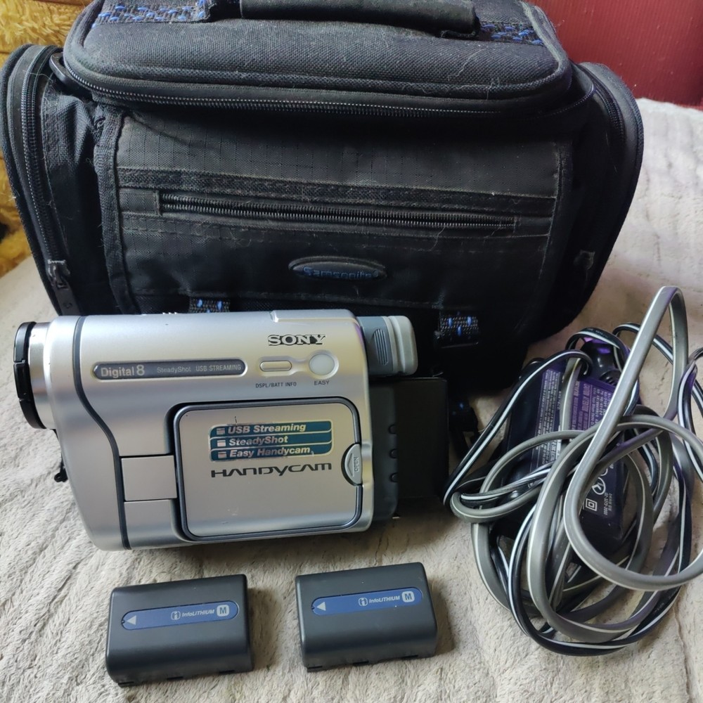 Sony DCR-TRV260 Digital8 Handycam Camcorder Steadyshot, 3 batteries, working