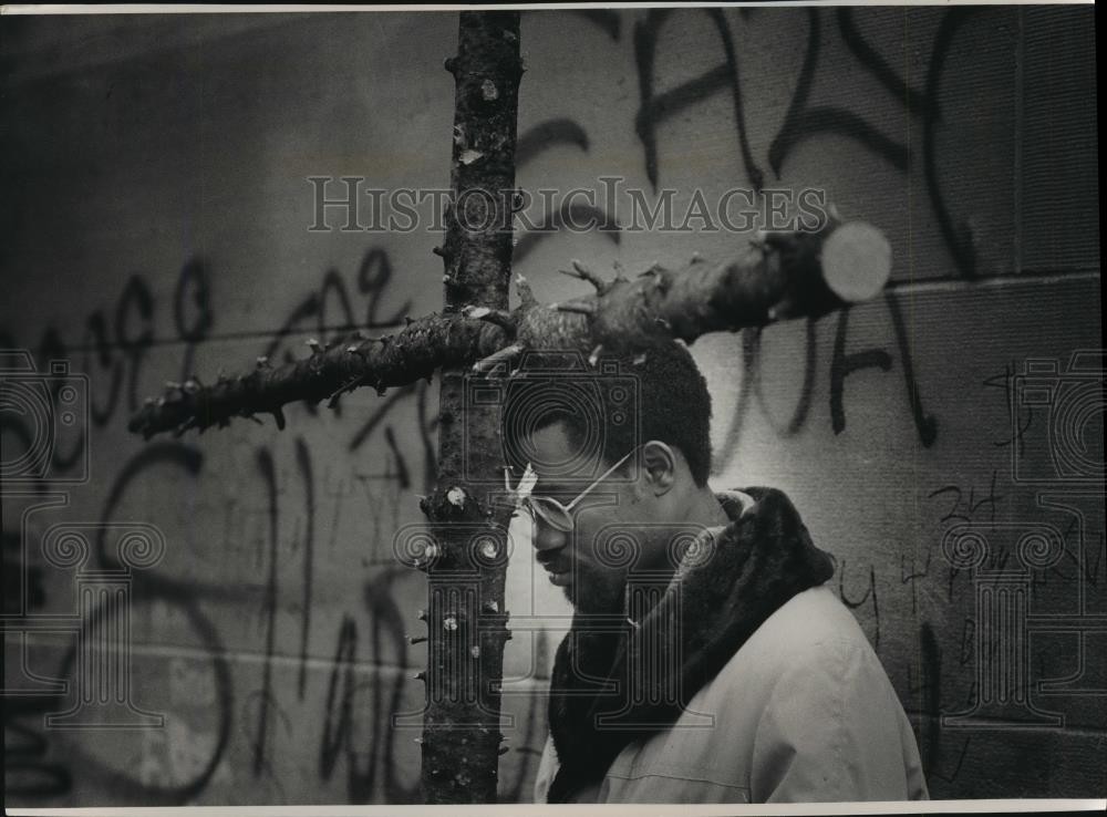 1990 Press Photo Father Joseph Otoide from St. Thomas Aquinas Catholic CHurch