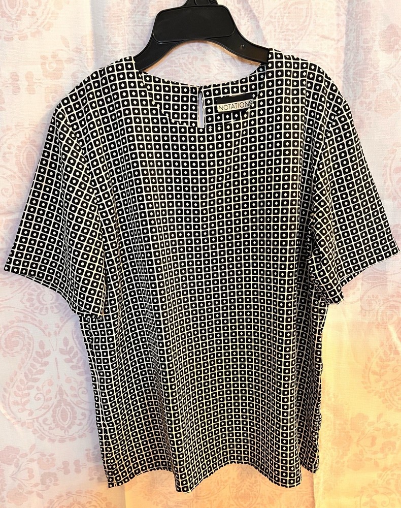 Notations Women's Black White Geometric Round Neck Short Sleeve Pullover Blouse