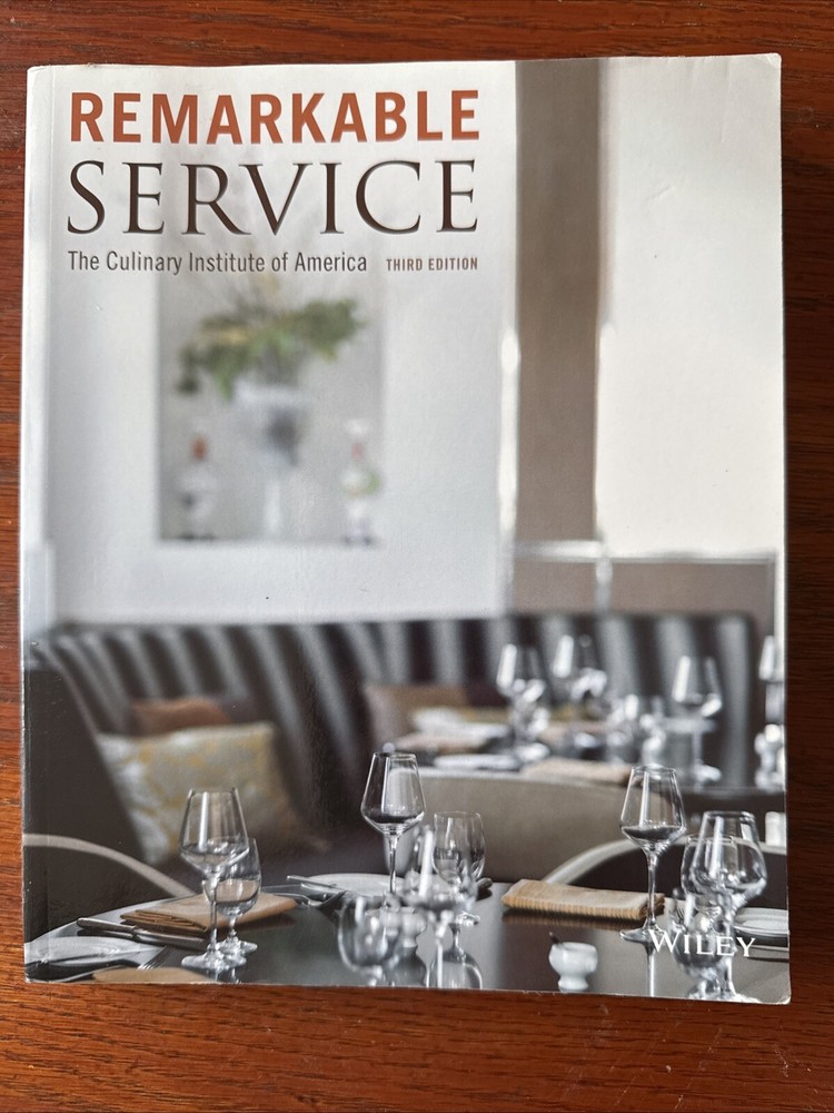 Remarkable Service - Paperback By The Culinary Institute of America (CIA) - GOOD