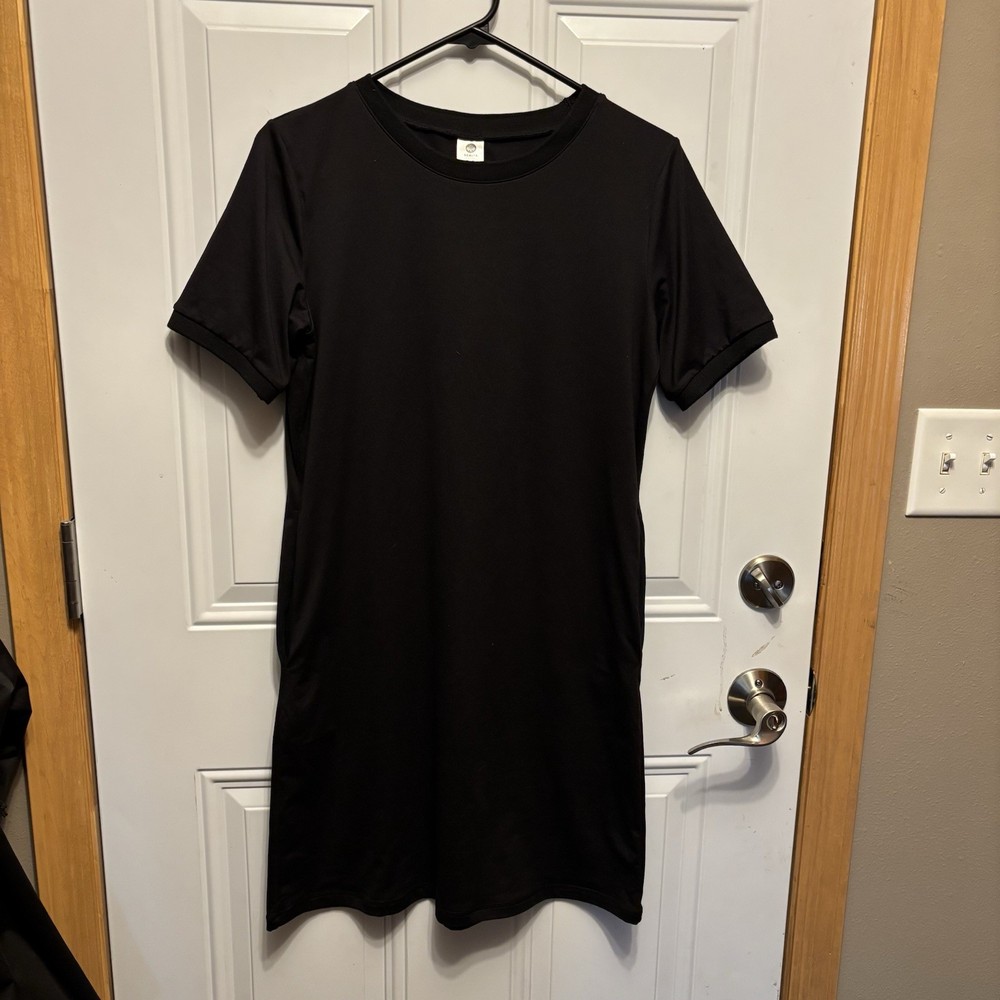 Senita Black Tee-shirt Dress With Pockets. Black. Size Medium. T-shirt summer