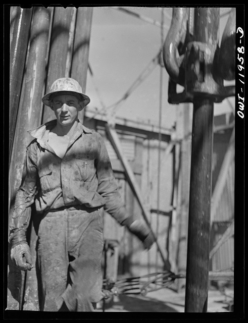 Photo:Andrews County Texas 1942 Oil Driller Attaching Drill Bit