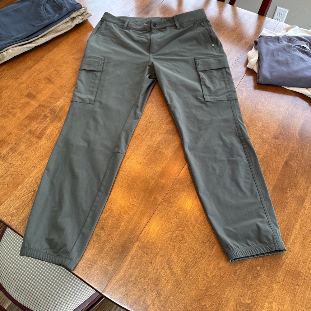 Vuori Men's Meta pant Cargo Size 34  Green