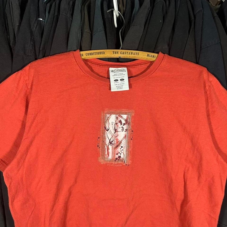 Orange vintage Y2K women's Columbia birdhouse style box logo tee Size L