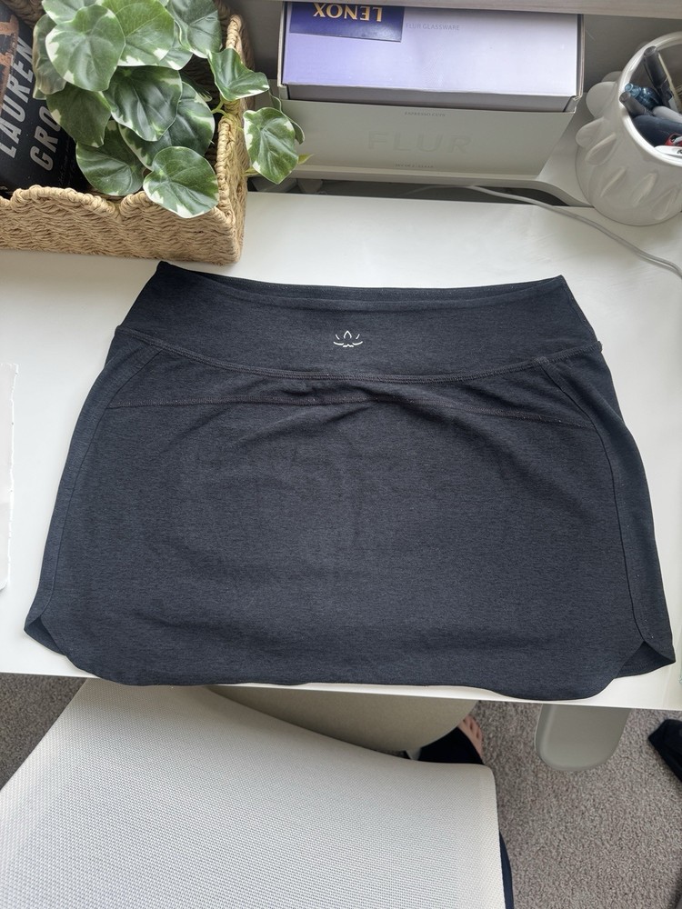 Beyond Yoga Women's Space Dye Movement Pull-On Athletic Short Skirt Size M