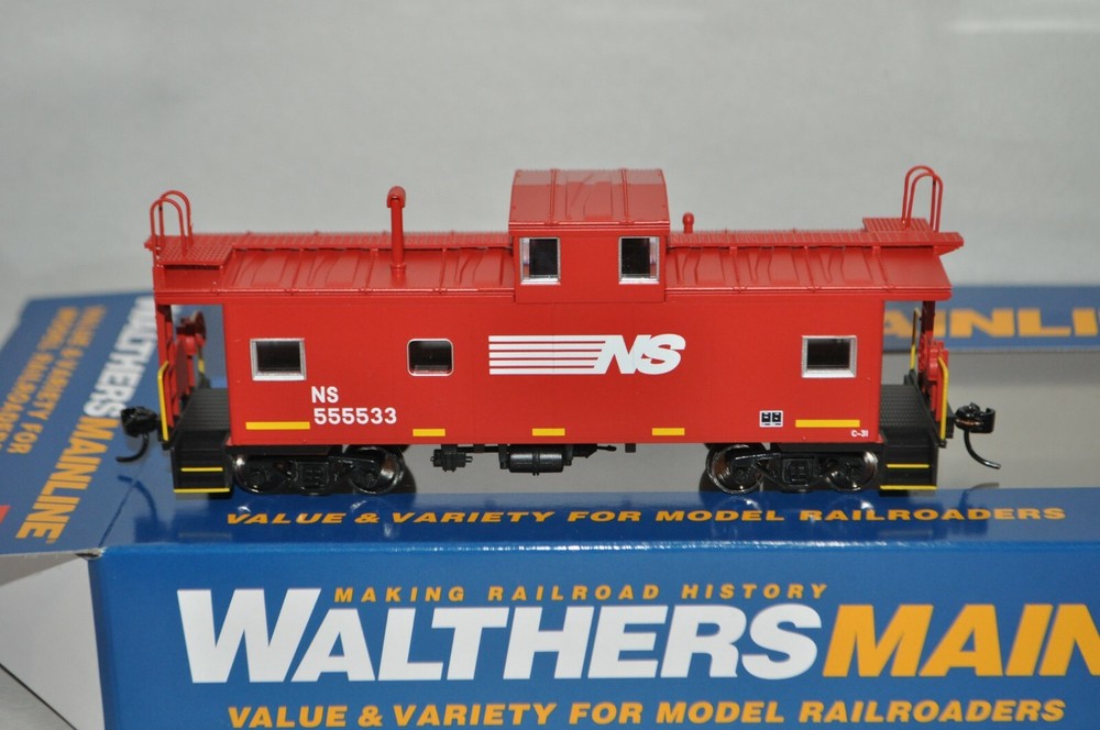 HO scale Walthers Norfolk Southern Ry International cupola caboose train
