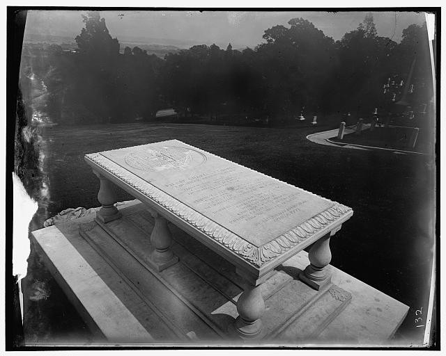 Photo:Arlington Cemetery, L'Enfant Memorial