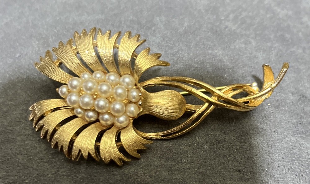 Vintage Signed Lisner Gold Tone Huge Flower Textured Pearl Pin Brooch MCM