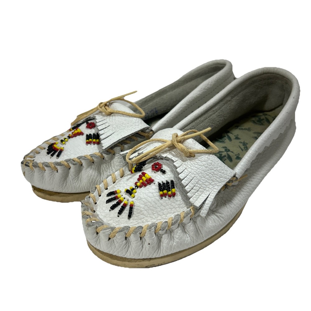 Women’s Minnetonka Moccasins Fringe Hard Sole Flats White Leather Shoes 6.5 READ