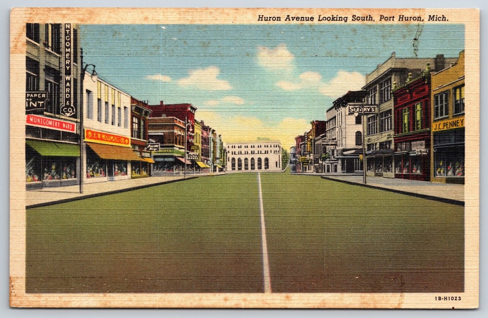 Port Huron Michigan~Empty Avenue Road View Looking South~Vintage Linen Postcard