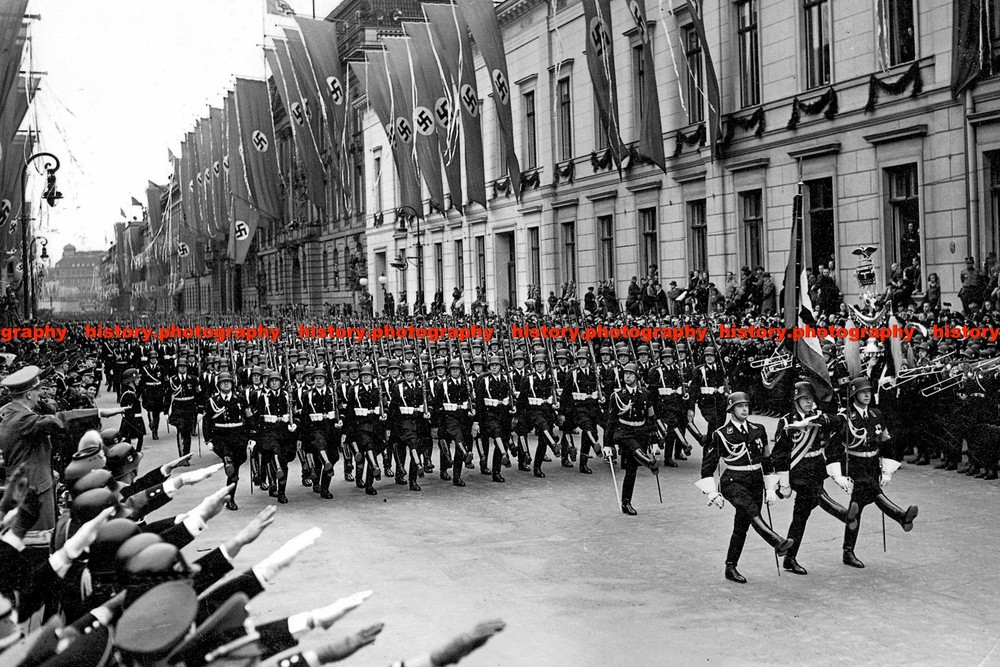 F016556 Leibstandarte SS Soldiers March AH 50th Birthday Wilhelm Street Berlin G