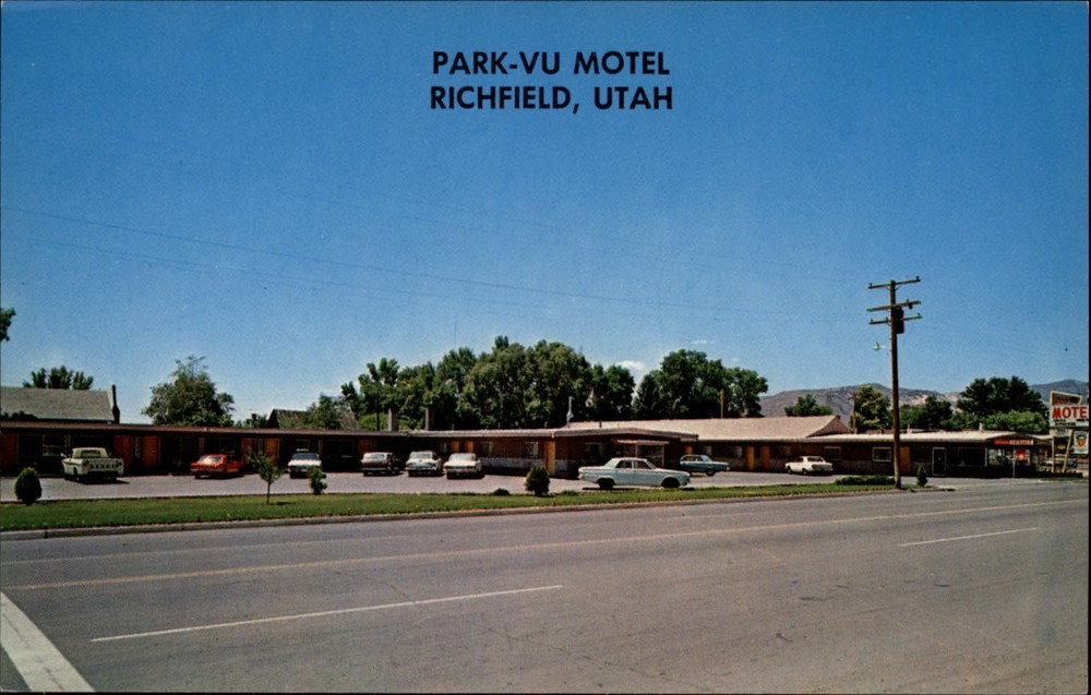Park-Vu Motel ~ Richfield Utah ~ 1960s cars pickup truck Ford Mustang ~ postcard