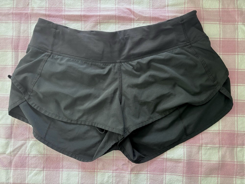 Lululemon Speed Up size 6 Black 2.5” inseam LR