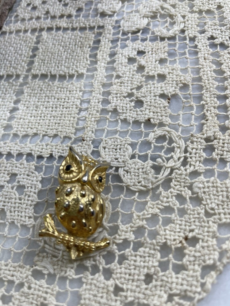 Gold tone owl brooch clear crystal accents black eyes textured pin