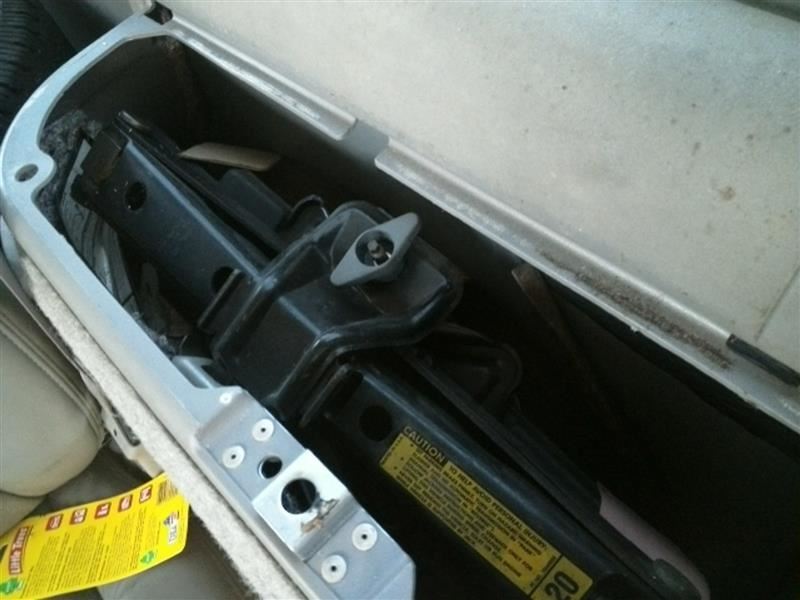 SUBCHEV25 1999 Jack 35101601 NO FOAM TRAY NO SPARE TIRE