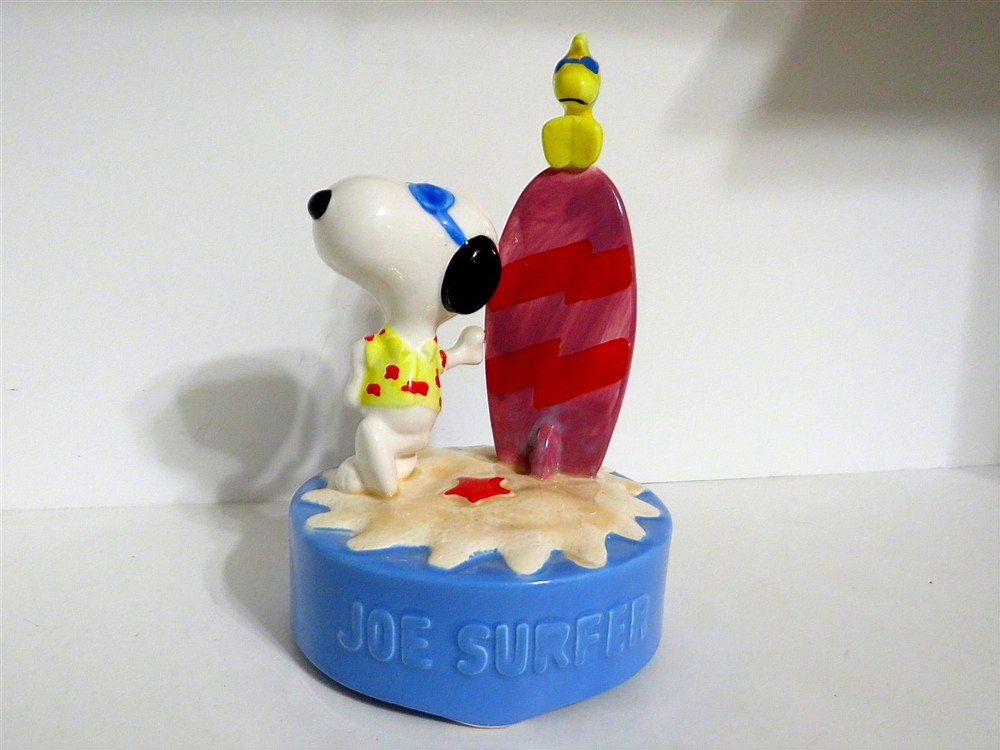 SNOOPY PEANUTS CHARLIE BROWN WILLITTS CERAMIC MUSIC BOX FIGURE FIGURINE 1989