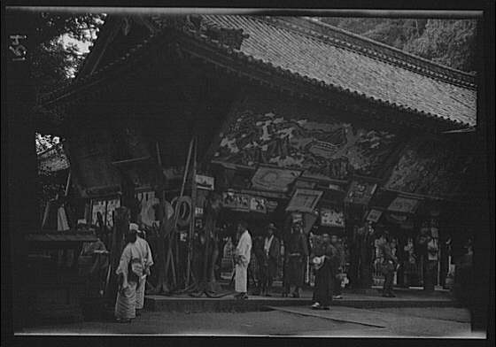 Photo:Japan 1908 religious facility crowd temple gate Arnold Genthe